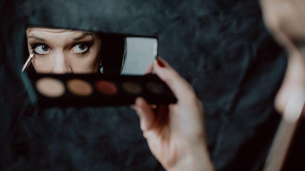 Choose-the-Right-Semi-Permanent-Makeup-Artist-on-99insight